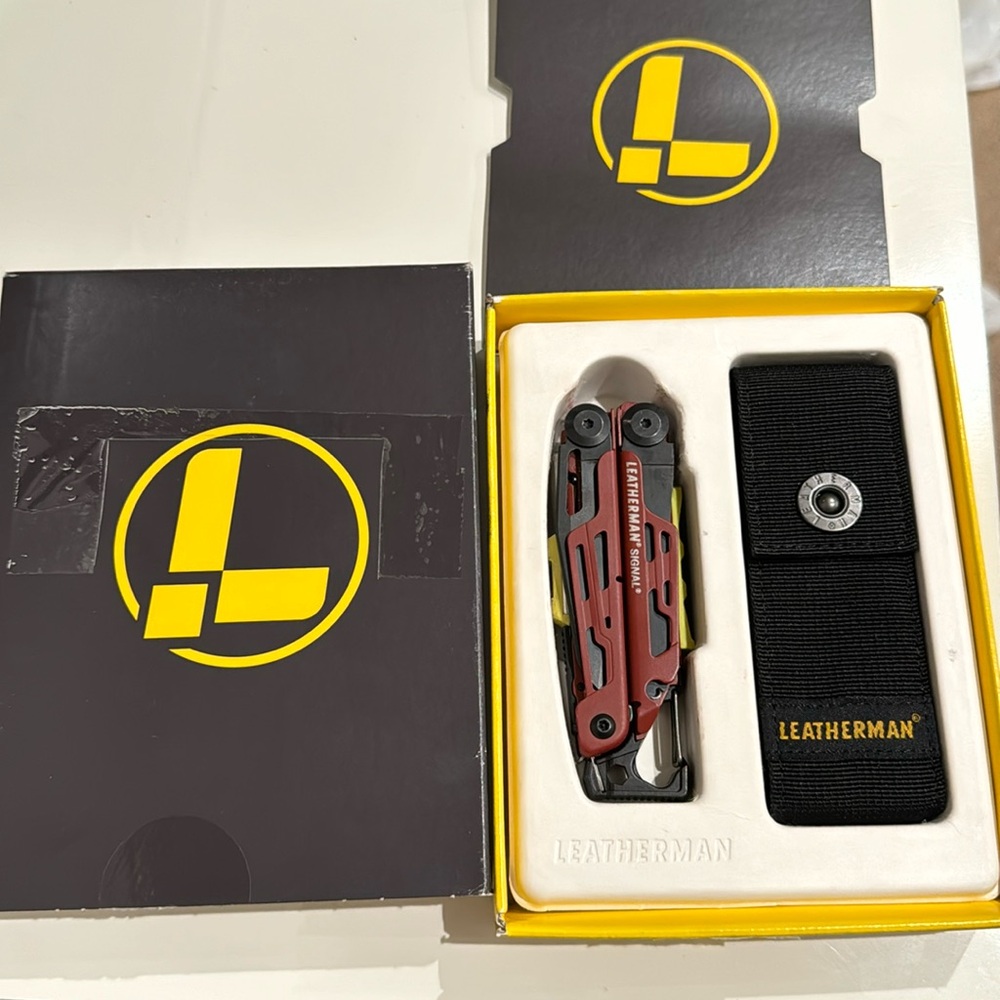Leatherman Signal crimson